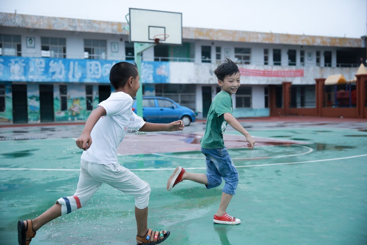 两个小学生玩的手机游戏-小学生手机游戏推荐：跳跳糖果与魔法拼